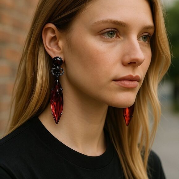 Gucci
Interlocking GG Crystal Drop Clio-On Earrings - Picture 9 of 9